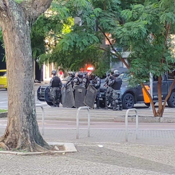 G20 Manifestantes impiden arresto de activista por parte de la policía en Río de Janeiro