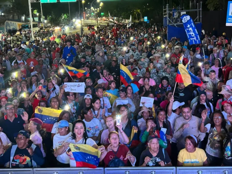 Venezuelanos vão às ruas de Caracas contra pirataria imperialista