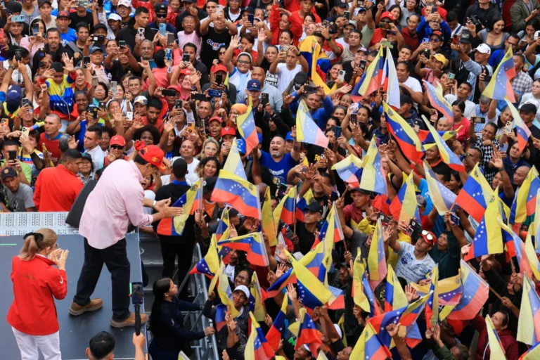Maduro juramenta 47.000 novos comitês revolucionários de bairro